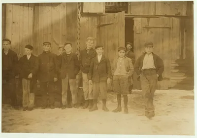 Noon hour. Moore Bros. Glass Co., Clayton, N.J., all are workers.…, New Jersey, 1909