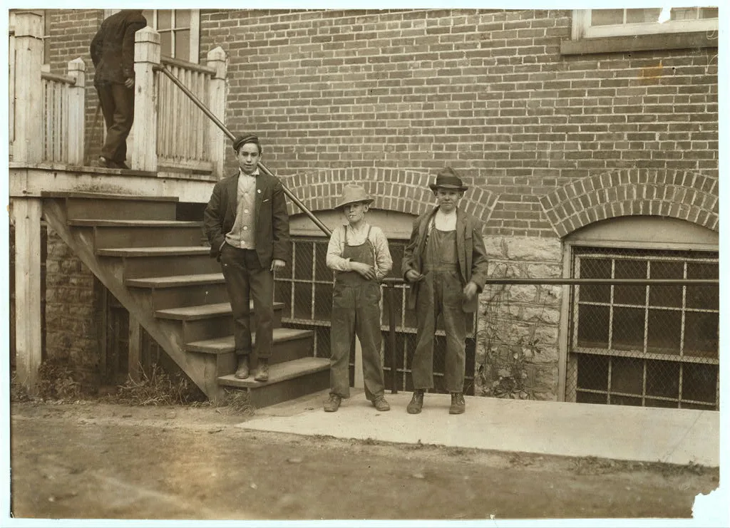 Workers in Fargo & Phelps Shoe Co., saw six boys and two girls…, Missouri, 1910