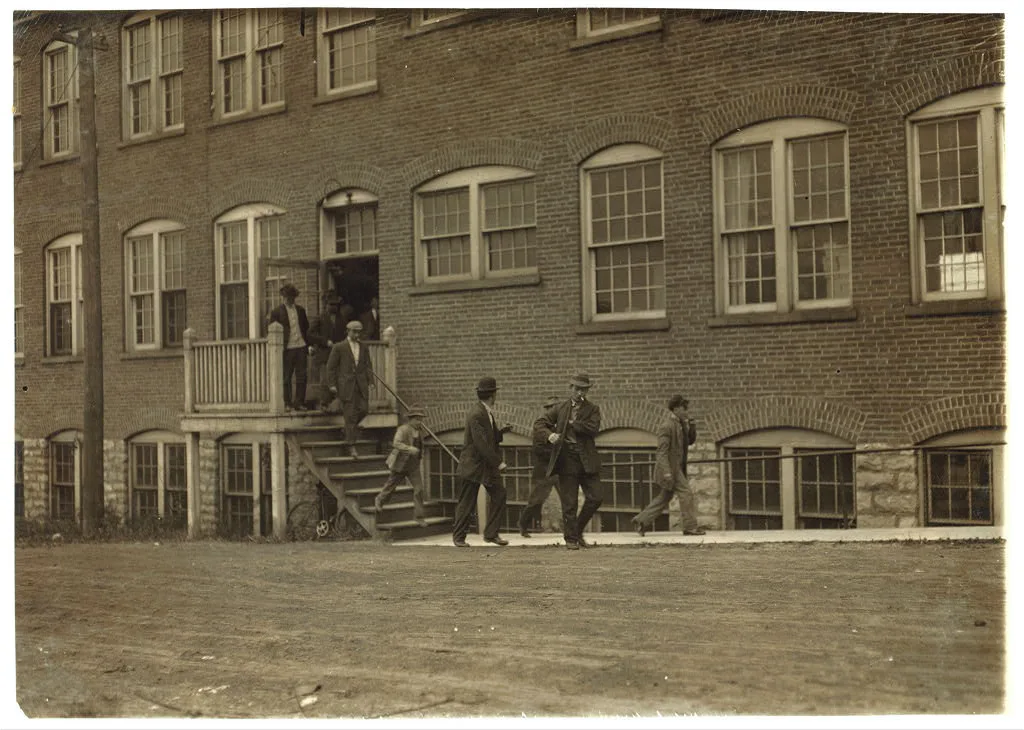 Workers in Fargo & Phelps Shoe Co., saw six boys and two girls…, Missouri, 1910