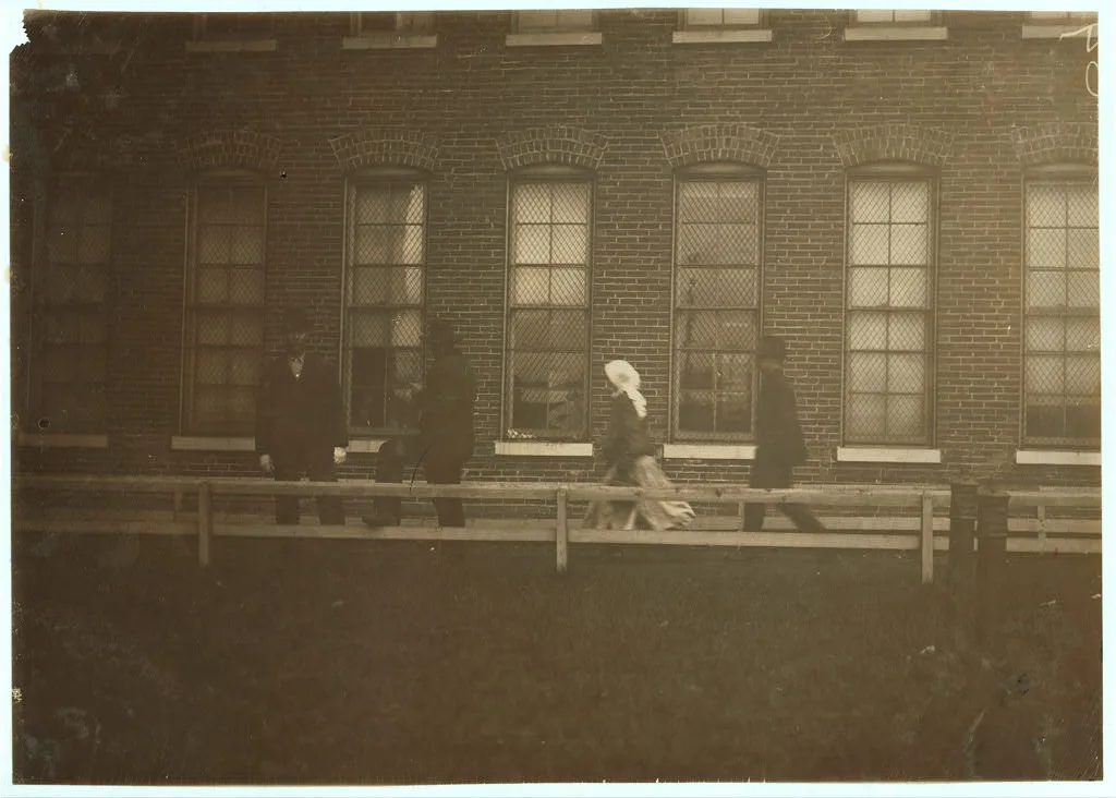 Going to work in Brown Shoe Factory. 6:30 to 7 A.M. Location:…, Missouri, 1910