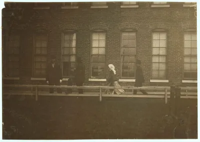 Going to work in Brown Shoe Factory. 6:30 to 7 A.M. Location:…, Missouri, 1910