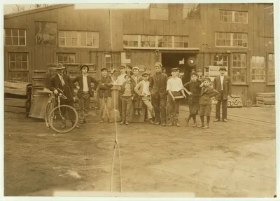 Some of night shift waiting to go to work. Cumberland Glass Works,…, New Jersey, 1909