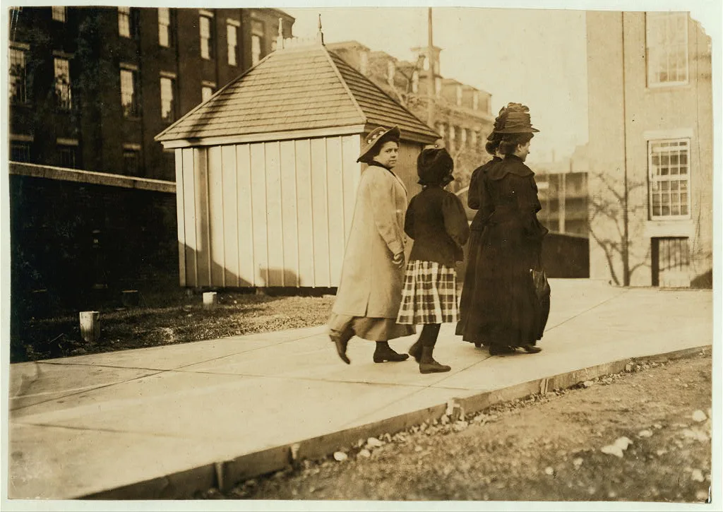 [Employees going to work in Bates Mfg. Co. Lewiston, Me.]  Location:…, Maine, 1909
