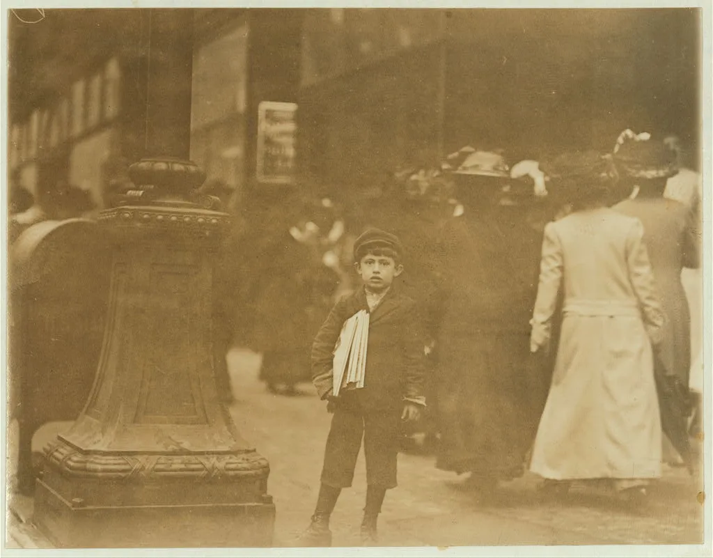 7 years old newsie selling at 7th St. & Washington, Saturday P.M. May…, Missouri, 1910