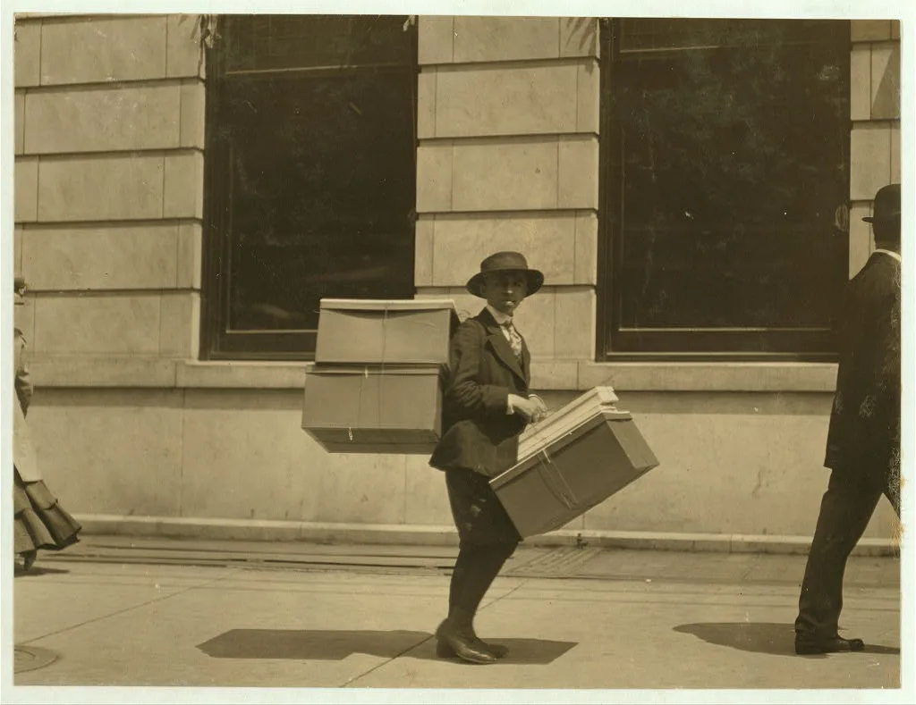 Bundle carrier.  Location: St. Louis, Missouri, 1910
