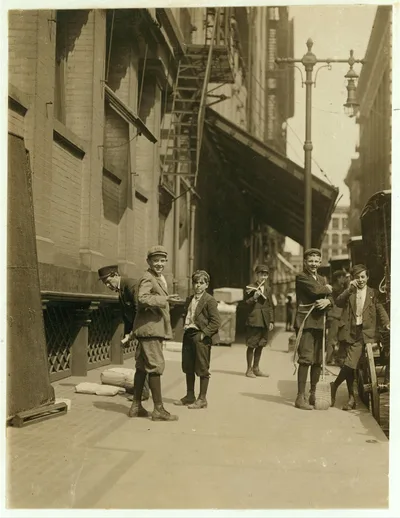 Bundle Boys at Nugent's, Washington And Broadway.  Location: St.…, Missouri, 1910