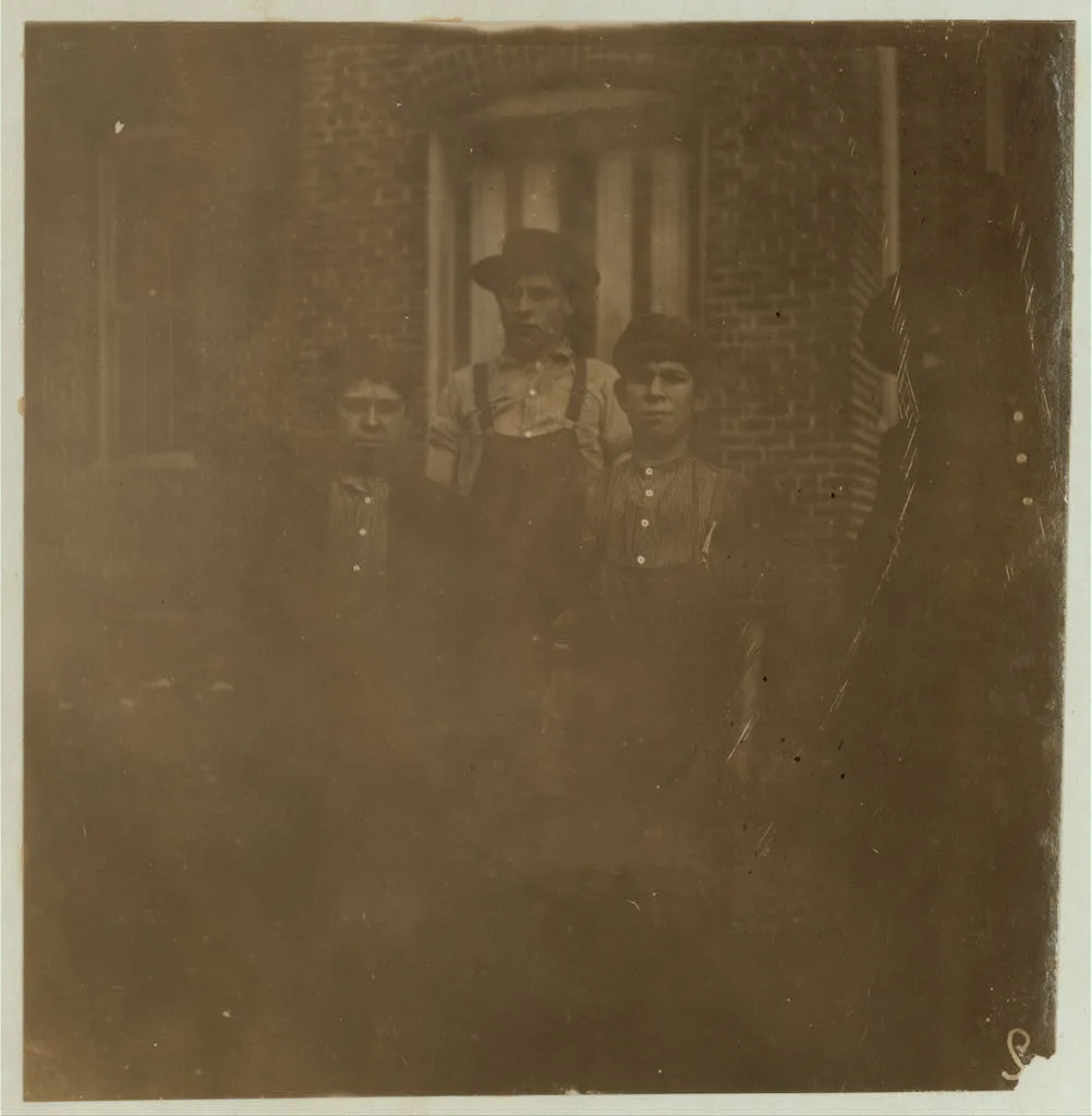 [Trenton Mill, Gastonia, N.C. Smallest boy, Tom Jenkins. Said 13…, North Carolina, 1908
