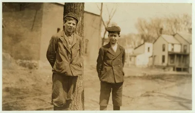Noon hour. Herman Rette (right hand), Arsene Lussier. Both been…, Vermont, 1909