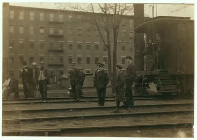 Noon hour, May 19, 1909. Boys working in Great Falls Mfg. Co.,…, New Hampshire