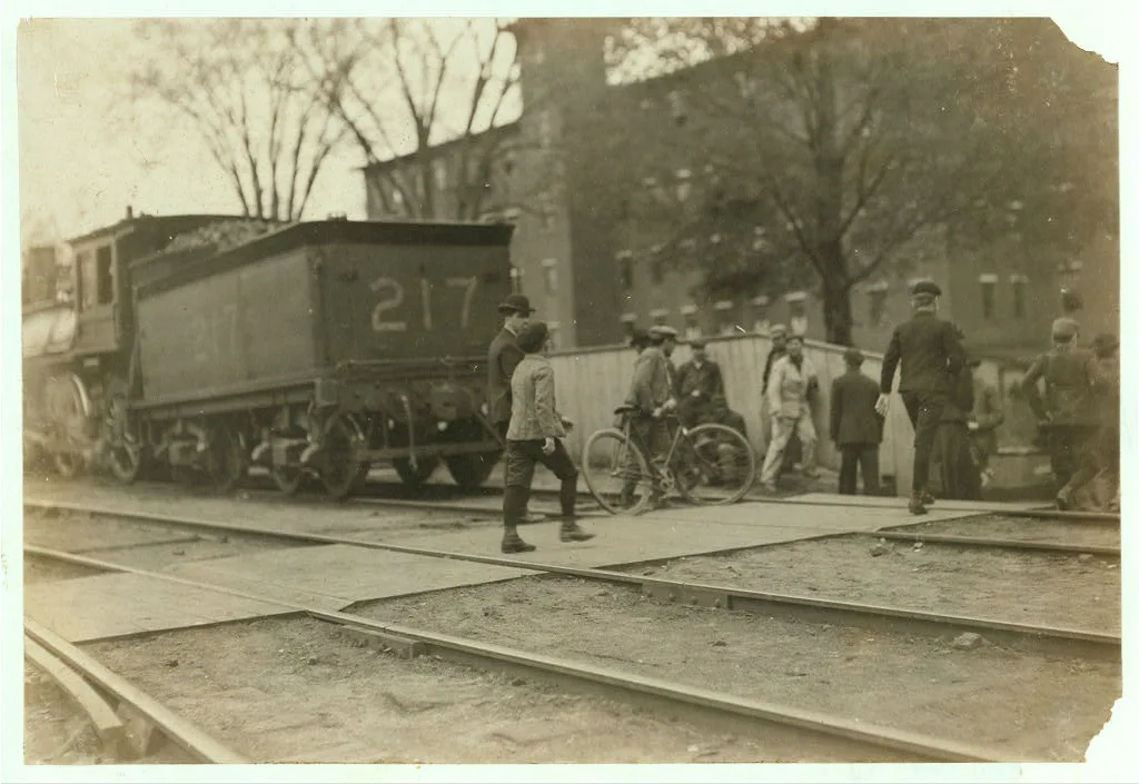 Noon hour, May 19, 1909. Boys working in Great Falls Mfg. Co.,…, New Hampshire