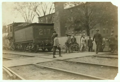 Noon hour, May 19, 1909. Boys working in Great Falls Mfg. Co.,…, New Hampshire