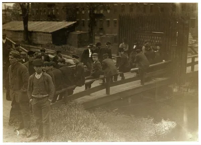 Noon hour, May 19, 1909. Boys working in Great Falls Mfg. Co.,…, New Hampshire