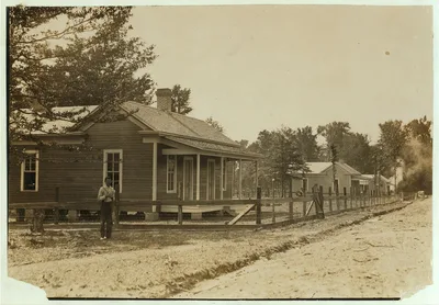 Home of Kettles family. Housing conditions in the mill settlement at…, Mississippi, 1911