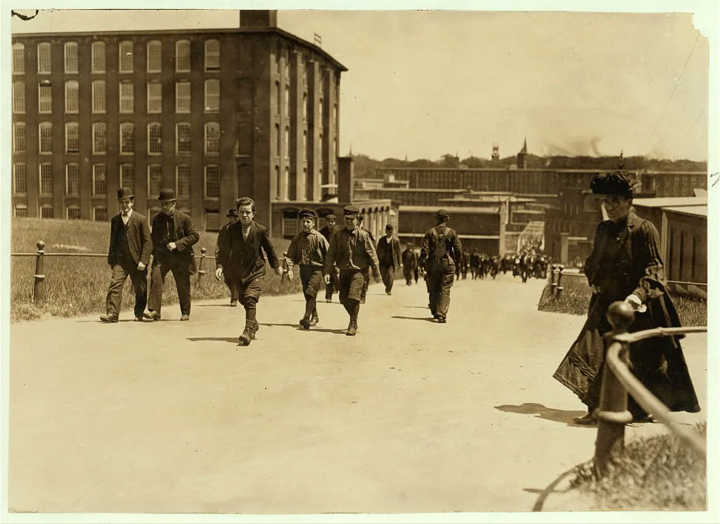 Noon hour, May 26, 1909. These boys and many smaller ones work in…, New Hampshire