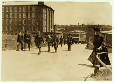 Noon hour, May 26, 1909. These boys and many smaller ones work in…, New Hampshire