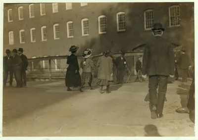 Girls working in Amoskeag Mfg. Co. Manchester, N.H. May 25, 1909. …, New Hampshire