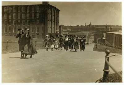 Some of the girls who work in Amoskeag Mills, Manchester, N.H.…, New Hampshire, 1909