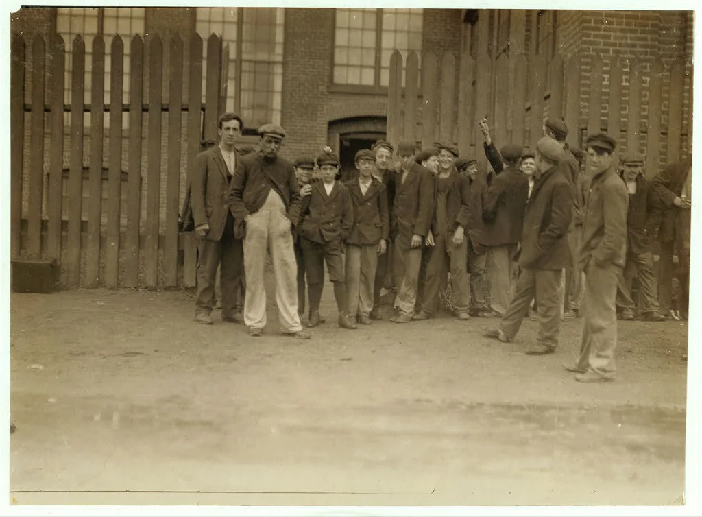Noon hour, June 10, 1909. Parker Mill, Warren, R.I. Location: Warren,…, Rhode Island