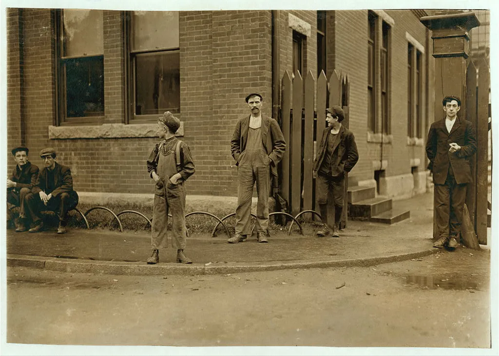 6 A.M., June 10, 1909. Going into Warren (R.I.) Mfg. Co. Location:…, Rhode Island