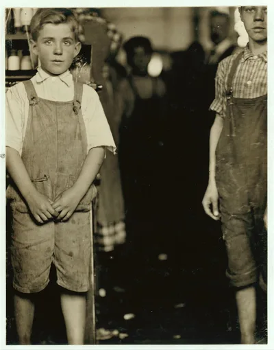 Two young doffers cotton mill North Pormal [i.e., Pownal], Vt.…, Vermont, 1910