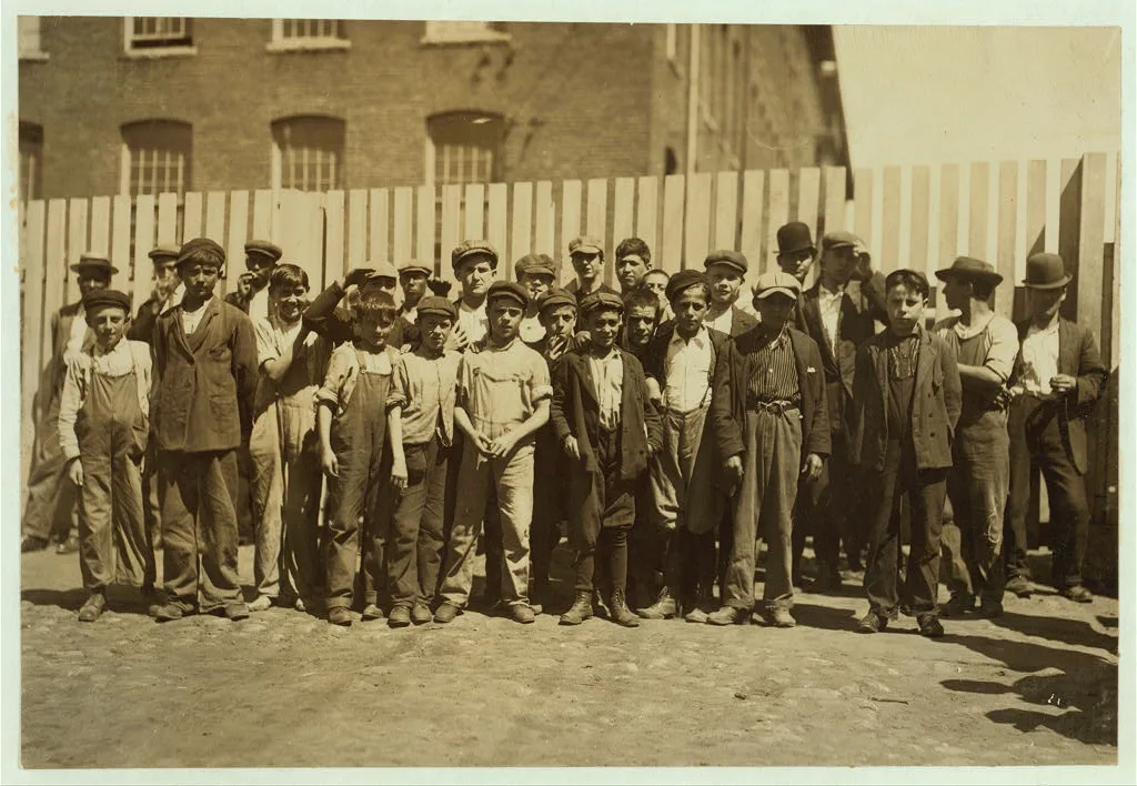 A number of workers in the Acushnet Mills.  Location: New Bedford,…, Massachusetts, 1911