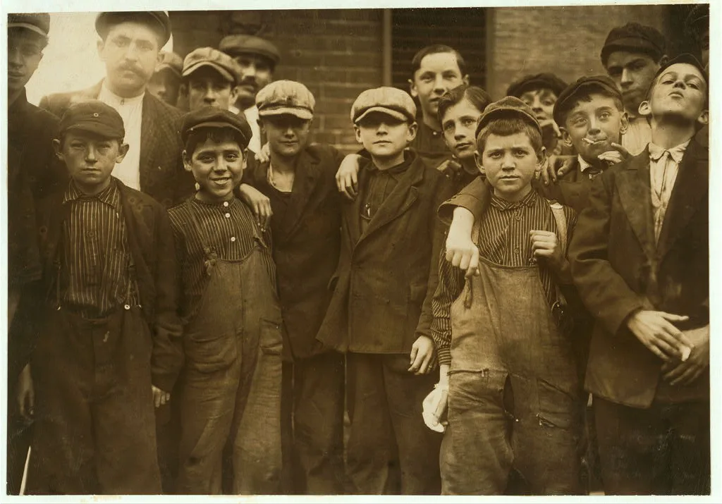 [Group of workers. The smallest boy in the middle of group is…, Massachusetts, 1911