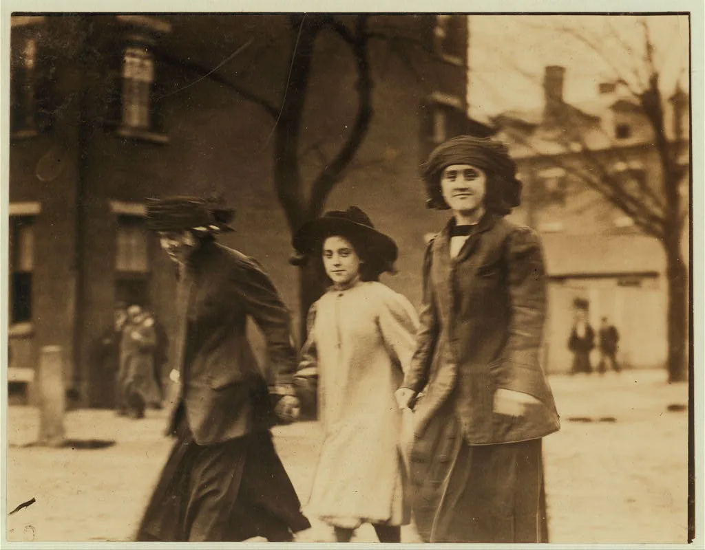 Mill girls. Pacific girls.  Location: Lawrence, Massachusetts, 1910
