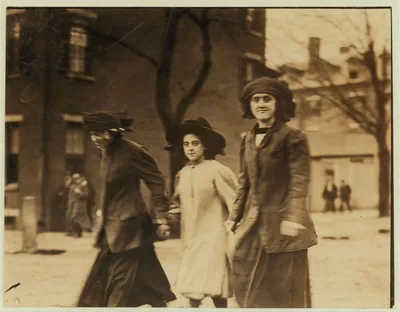 Mill girls. Pacific girls.  Location: Lawrence, Massachusetts, 1910