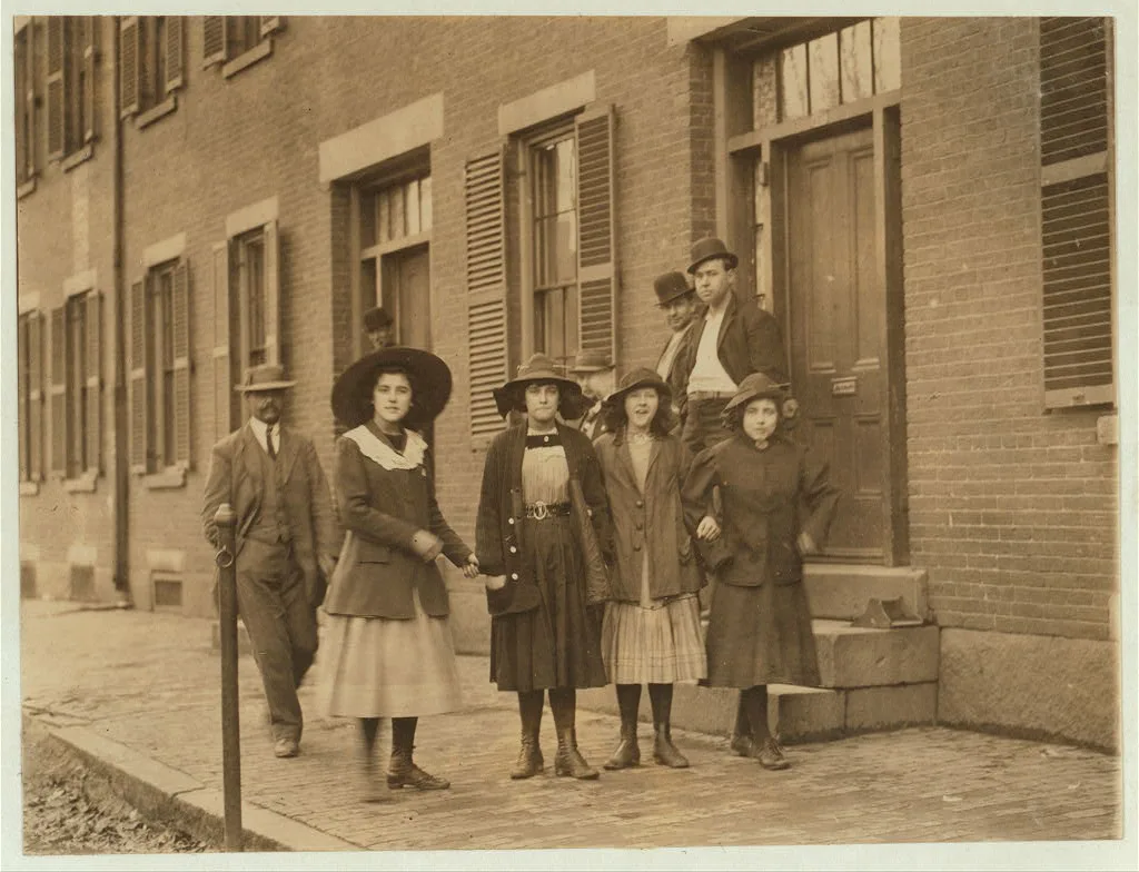 Mill girls, Pacific Mills.  Location: Lawrence, Massachusetts, 1910