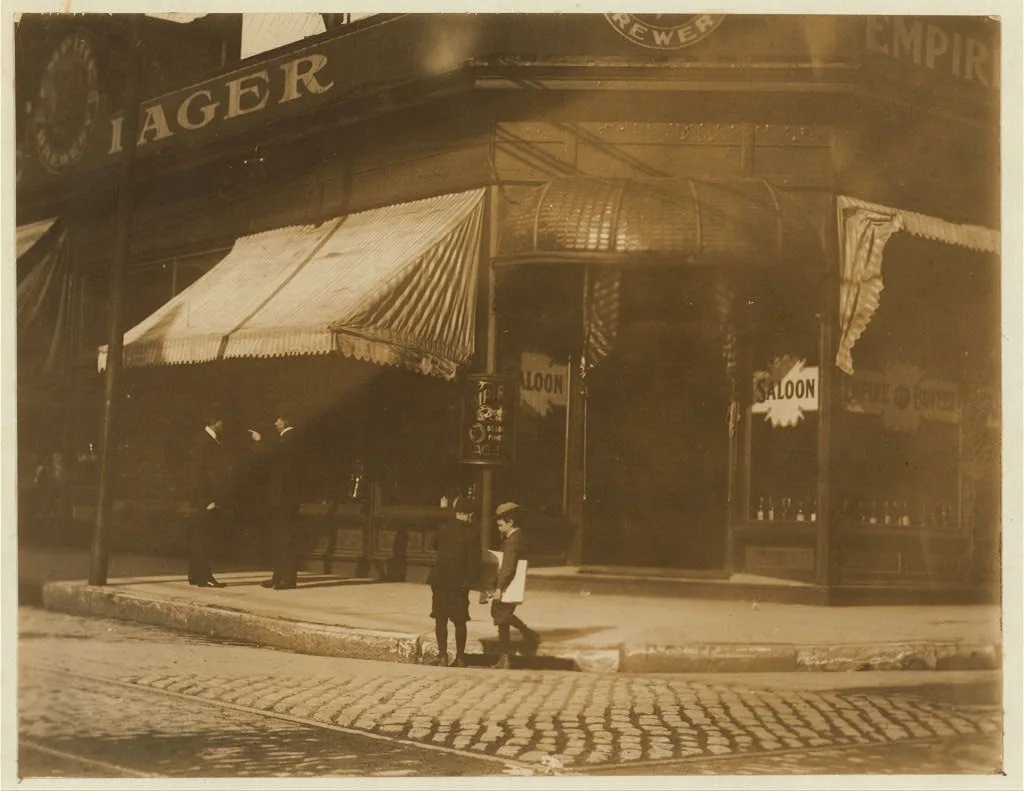 Saloon and boys selling.  Location: St. Louis, Missouri, 1910
