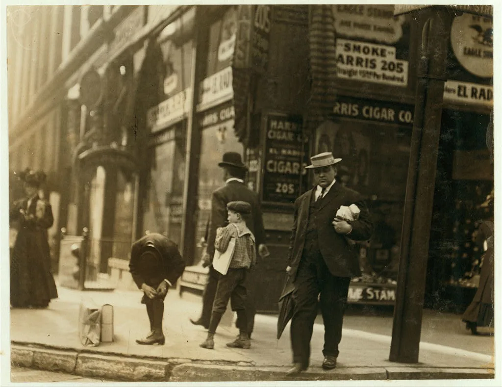 Young newsboy 6th and Pine Sts. May 10th, 1910.  Location: St. Louis,…, Missouri