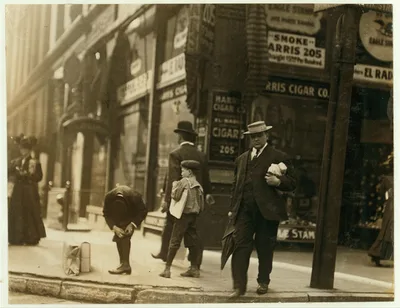 Young newsboy 6th and Pine Sts. May 10th, 1910.  Location: St. Louis,…, Missouri