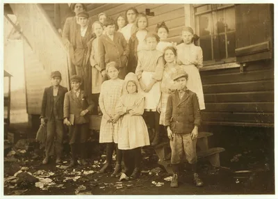 The morning attend[a]nce at the mill school. See labels 3734 and…, Alabama, 1913