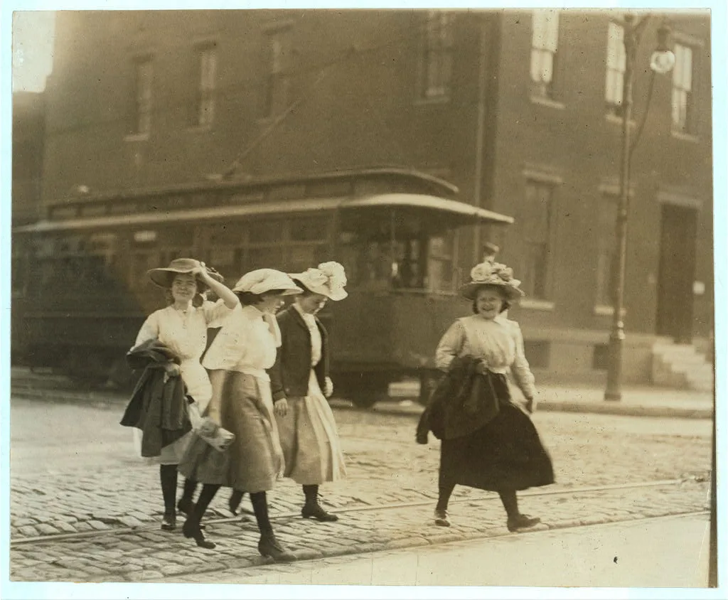 Young girls going home from Brown's Shoe factory (Washington & 18th…, Missouri, 1910