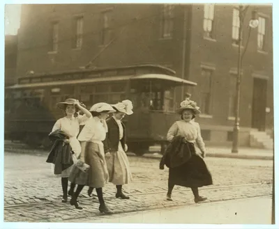 Young girls going home from Brown's Shoe factory (Washington & 18th…, Missouri, 1910