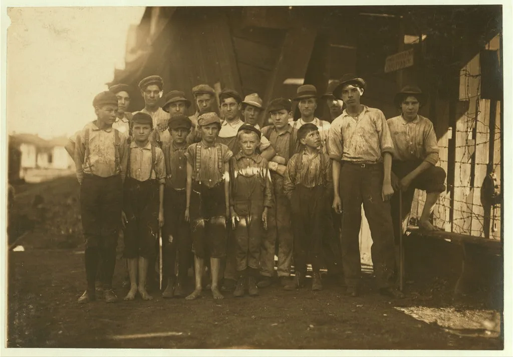 "OUR BABY DOFFER" and some of the other infants working in the…, Alabama, 1910