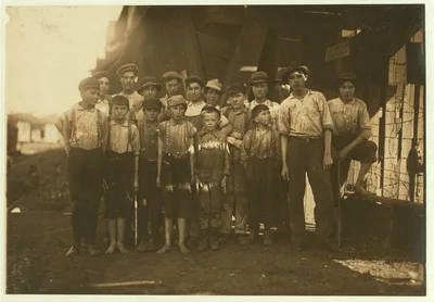 "OUR BABY DOFFER" and some of the other infants working in the…, Alabama, 1910