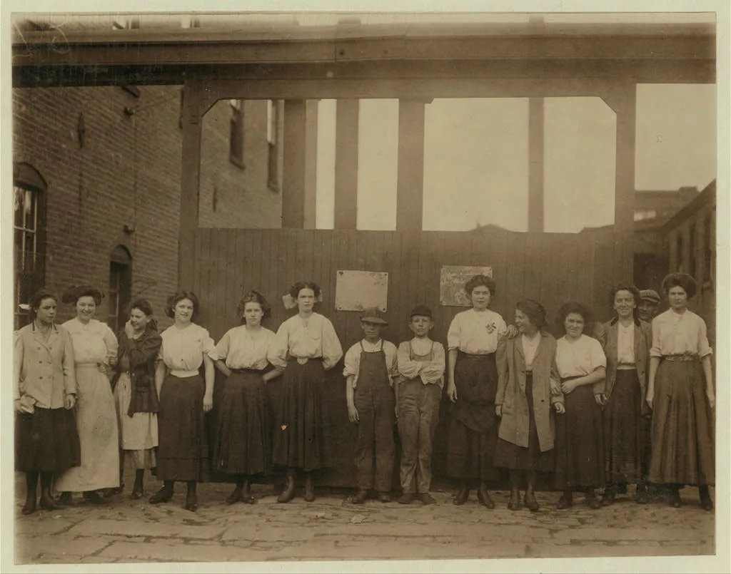 [Groups of workers in Hand Silk Mill.]  Location: Wilmington, Delaware, 1910