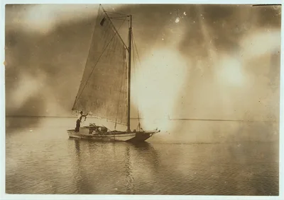 Oyster boat with load coming up to the barge to unload.  Location:…, Alabama, 1911