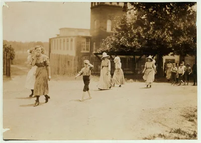 Going home, Winona (Miss.) Cotton Mills. All work.  Location: Winona,…, Mississippi, 1911