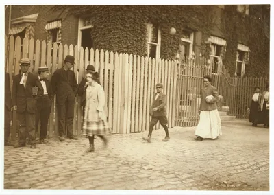 Antone Simmons, small boy in center of picture, 61 Katharine St.,…, Massachusetts, 1911