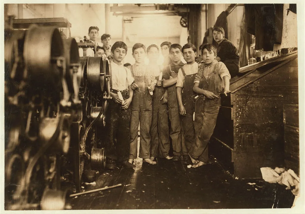 [Young doffer and spinner boys in Seaconnet Mill. The youngest are…, Massachusetts, 1912
