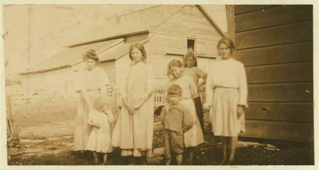 Mrs. Paul Saunders and her children. They run the farm of over 100…, 1915
