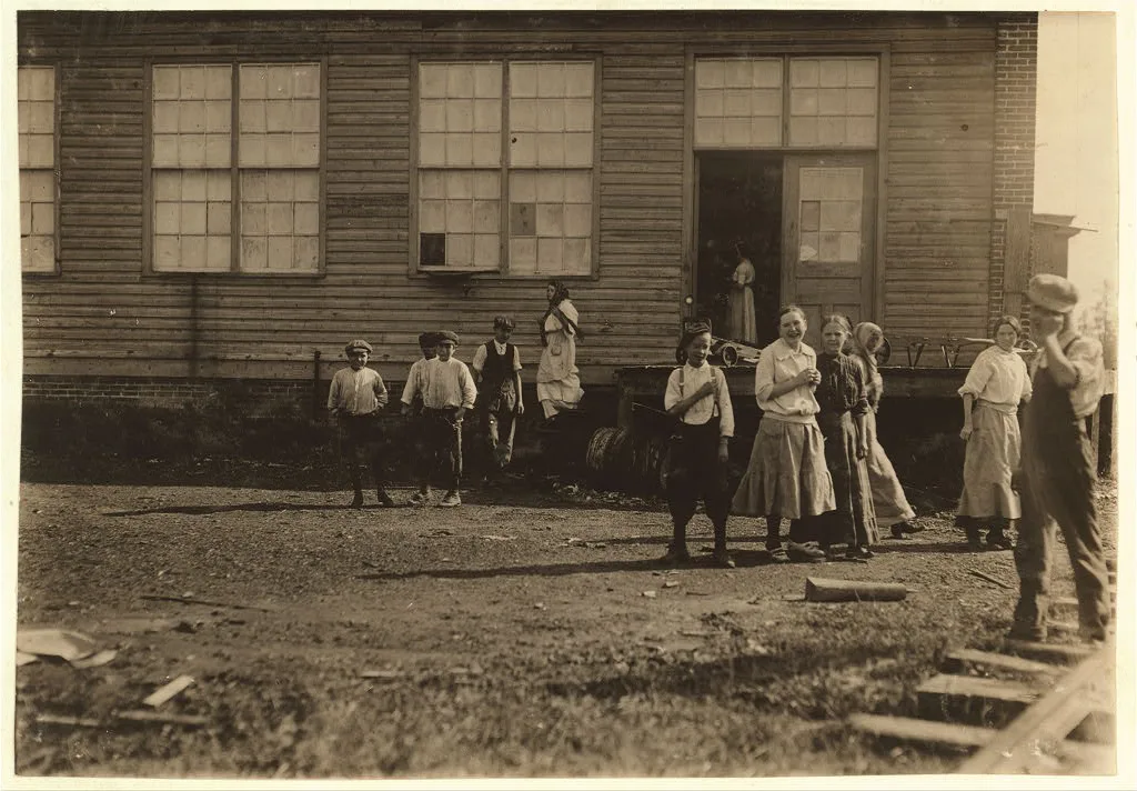 Group of workers in the Shaw Cotton Mills going home. Several…, North Carolina, 1914