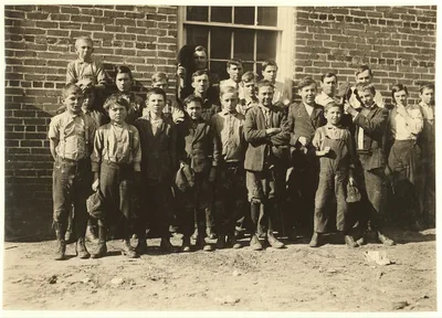 Shaw Cotton Mills. Overseer grouped all the workers, and several of…, North Carolina, 1914