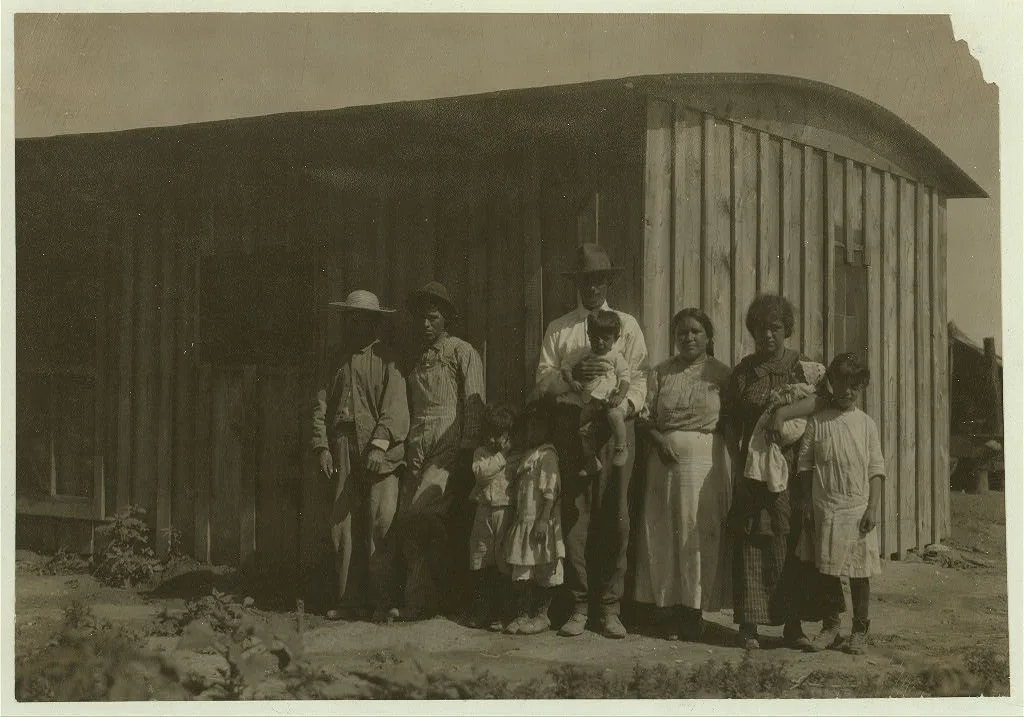 [Mexicans. Beet workers and the shacks they live in near Rocky Ford,…, Colorado, 1915