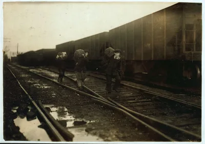 Stealing coal from railroad coal-yard.  Location: Boston,…, Massachusetts, 1917