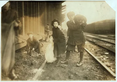[Stealing coal from railroad coal-yard.]  Location: [Boston,…, Massachusetts, 1917