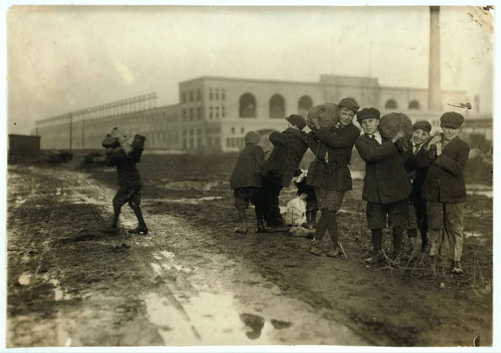 [Stealing coal from railroad coal-yard.]  Location: [Boston,…, Massachusetts, 1917