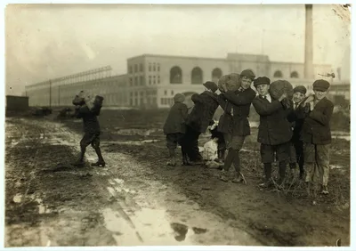 [Stealing coal from railroad coal-yard.]  Location: [Boston,…, Massachusetts, 1917